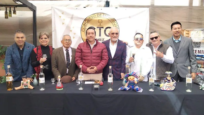 Comité organizador y patrocinadores en el inicio del evento.